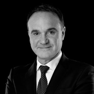 Portrait noir et blanc de Franck BENHAMOU, avocat au barreau de Grenoble