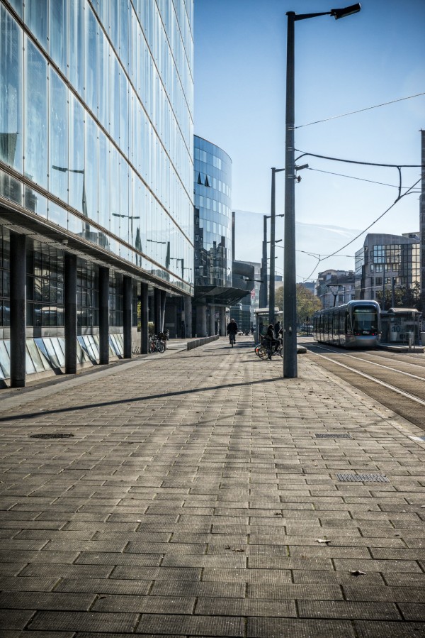 Photo d'Europole, avec le palais de justice sur la gauche, et le tramway sur la droite