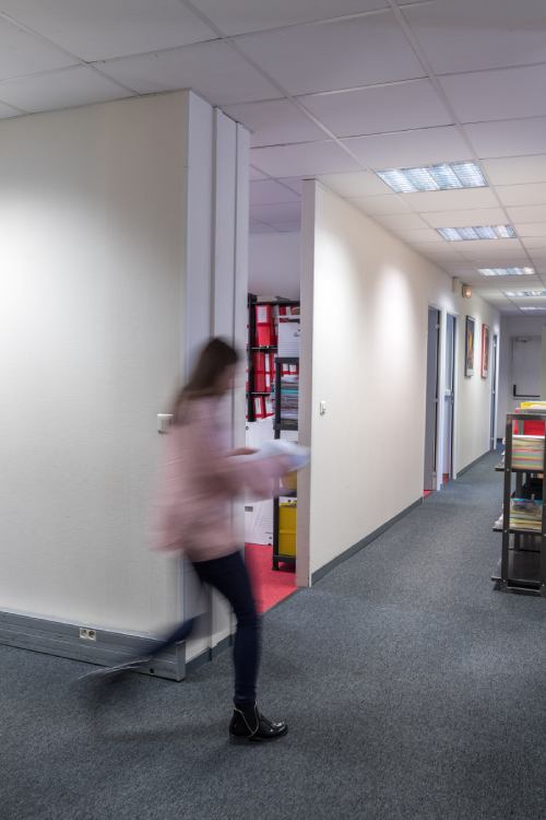 Personne floutée qui marche dans les couloirs du cabinet
